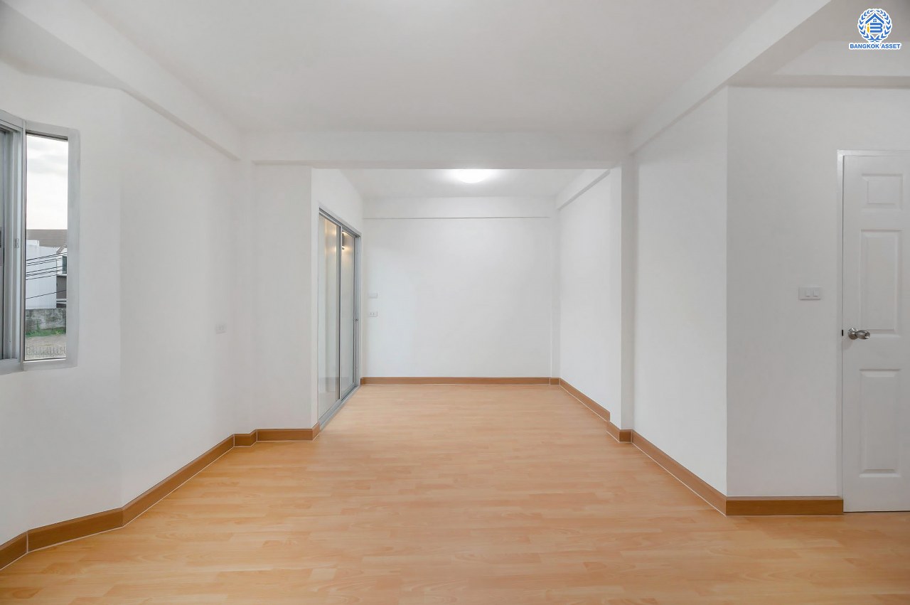 บ้านมือสองตกแต่งใหม่ โครงการ ศุภาลัยวิลล์ วงศ์สว่าง พร้อมอยู่ เนื้อที่ 24.2 ตร.ว. ฟังก์ชัน 3 ห้องนอน 3 ห้องน้ำ จอดรถได้ 2 คัน บนสุดยอดทำเล เชื่อมต่อได้หลายเส้นทาง ทั้งถนนกรุงเทพ-นนทบุรี, ถนนวงศ์สว่าง, ถนนนครอินทร์ และถนนติวานนท์ ใกล้จุดขึ้นทางด่วนงามวงศ์วาน รถไฟฟ้าสายสีม่วง "สถานีแยกติวานนท์" และ "สถานีกระทรวงสาธารณสุข"